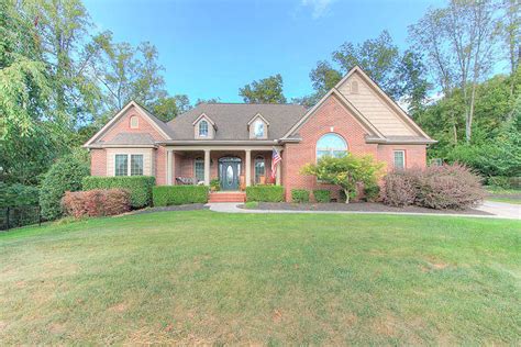 Impressive 5 Bedroom, 3 Bathroom Home in Timbercrest Subdivision - Available NOW See this spacious home that features five bedrooms, three full bathrooms, an impressive kitchen with s. . House for rent knoxville tn